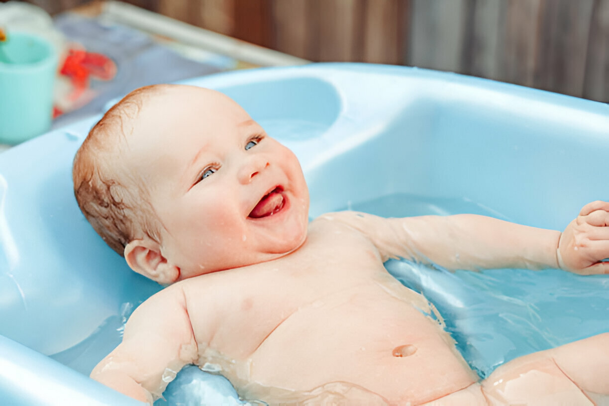 Bebé dándose un baño refrescante